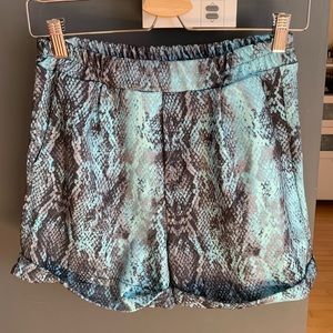 Snake print short